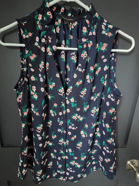 Banana Republic Tops - Banana Republic Navy Floral Sleeveless V-Neck Button Up Blouse